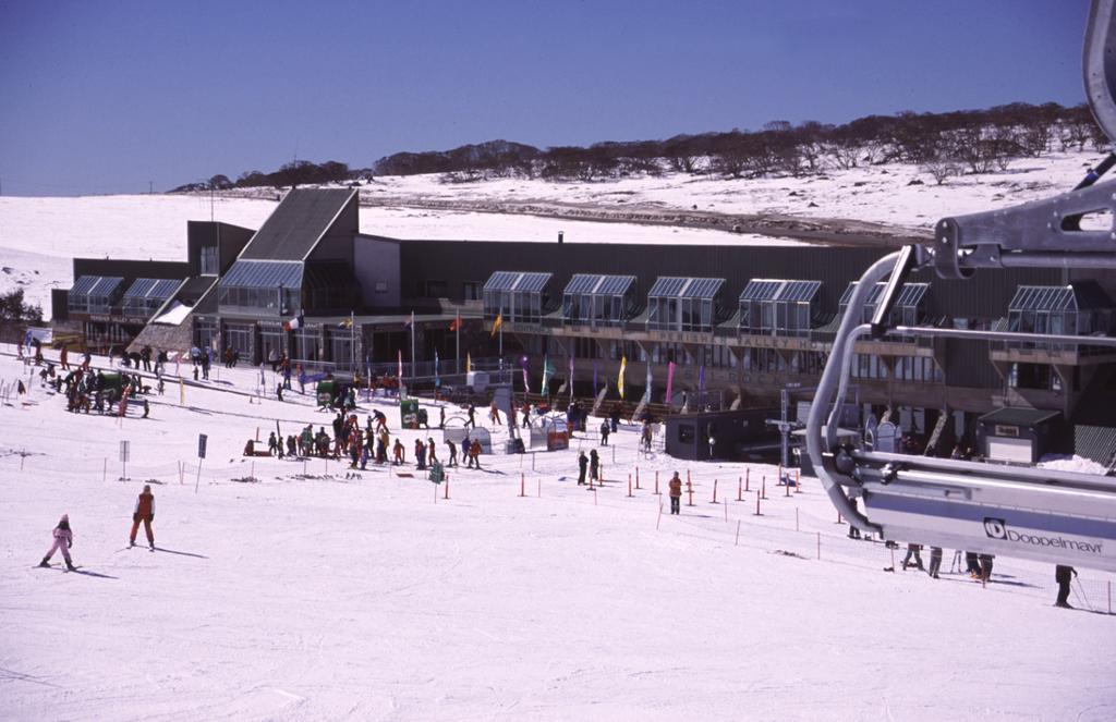 The Perisher Valley Hotel Bagian luar foto